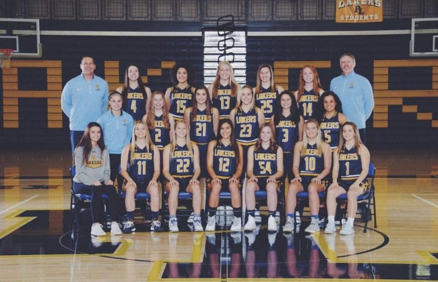 The girls varsity basketball team in the years 2017-2018.